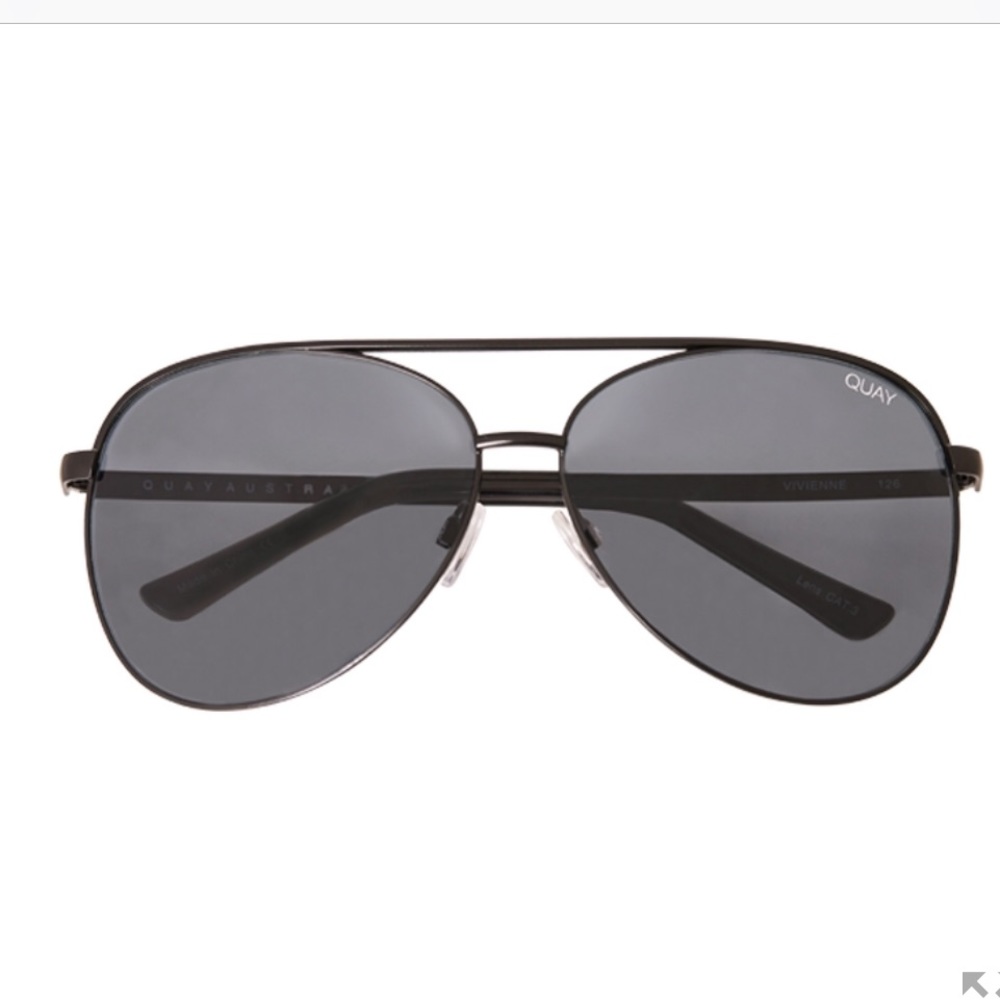 Quay Vivienne Sunglasses in Black/Smoke